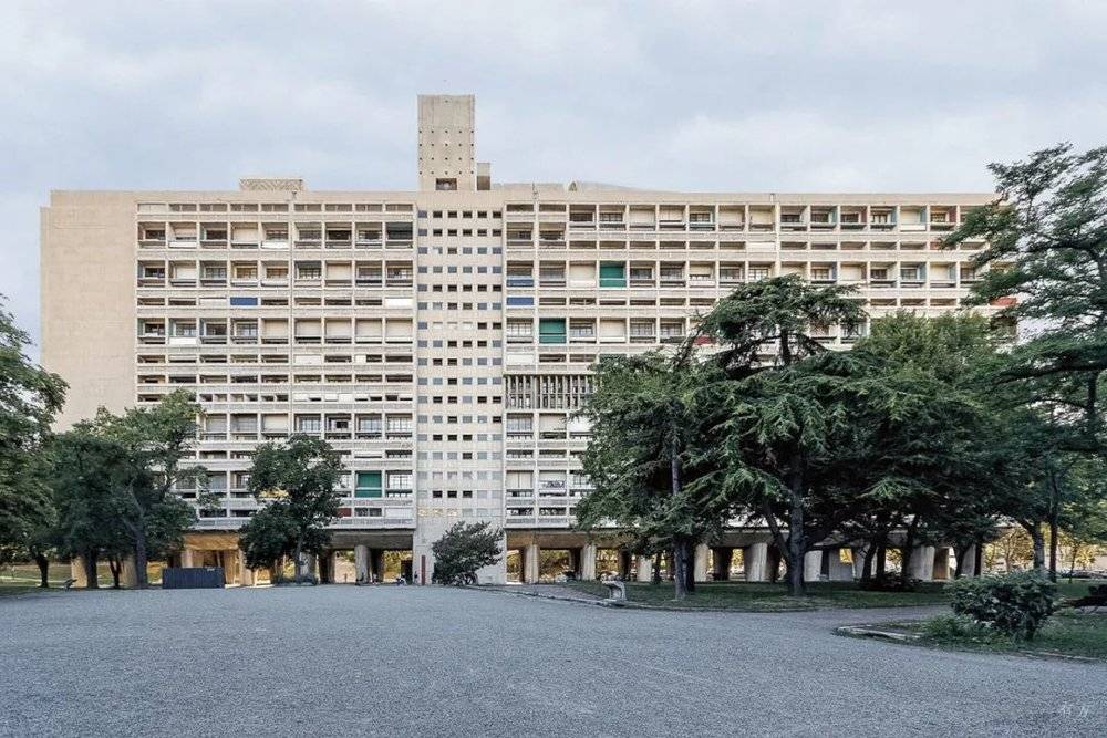 柯布西耶设计的马赛公寓。项目于 1947 年开工到 1952 年落成，历经 10 届政府、7 位总理，几经周折方案才得到了认可，建设过程也异常艰辛。建成之初公寓曾被舆论界讽刺为 “贫民窟”、“20 世纪最差的住宅类型” 等，但无论怎样，都改变不了马赛公寓成为柯布最有创意和影响最为深远作品的事实。