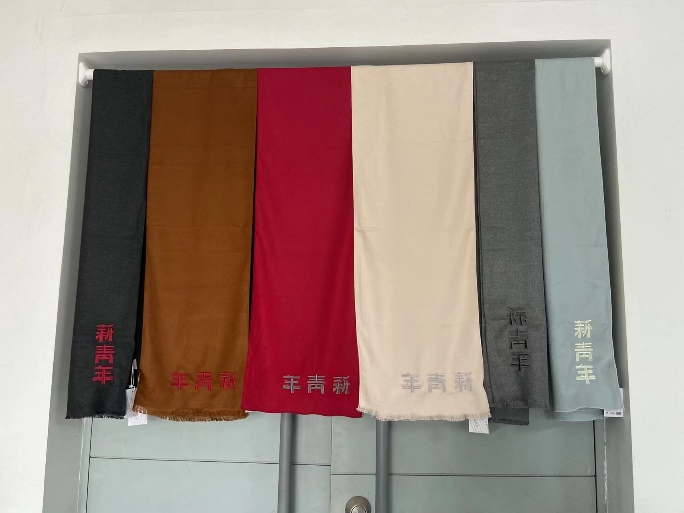 鲁博书屋中，左一围巾卖得最好，在赵延年的经典版画《鲁迅先生》里，鲁迅就戴着黑围巾<br>