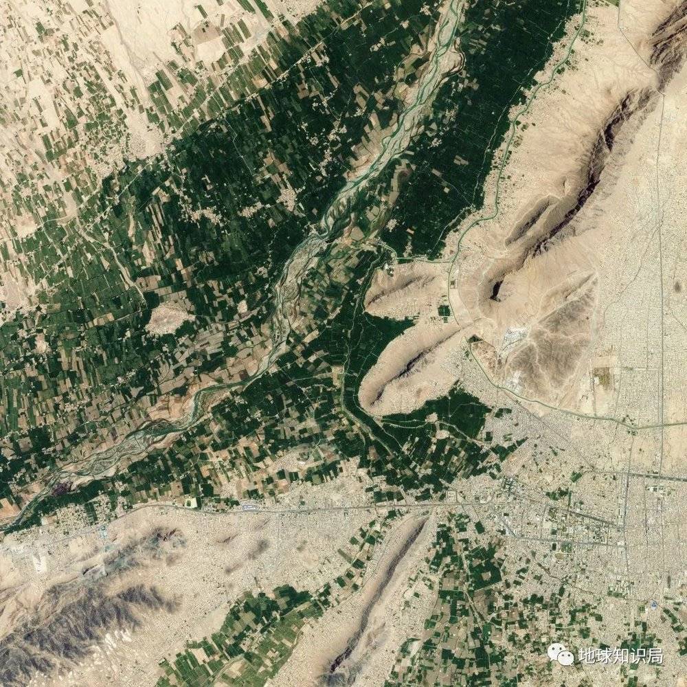 阿富汗第二大城市——坎大哈，西北部，如果没有这条母亲河以及保存完好的灌溉设施，坎大哈恐怕也无法养活自己（图：长光卫星）