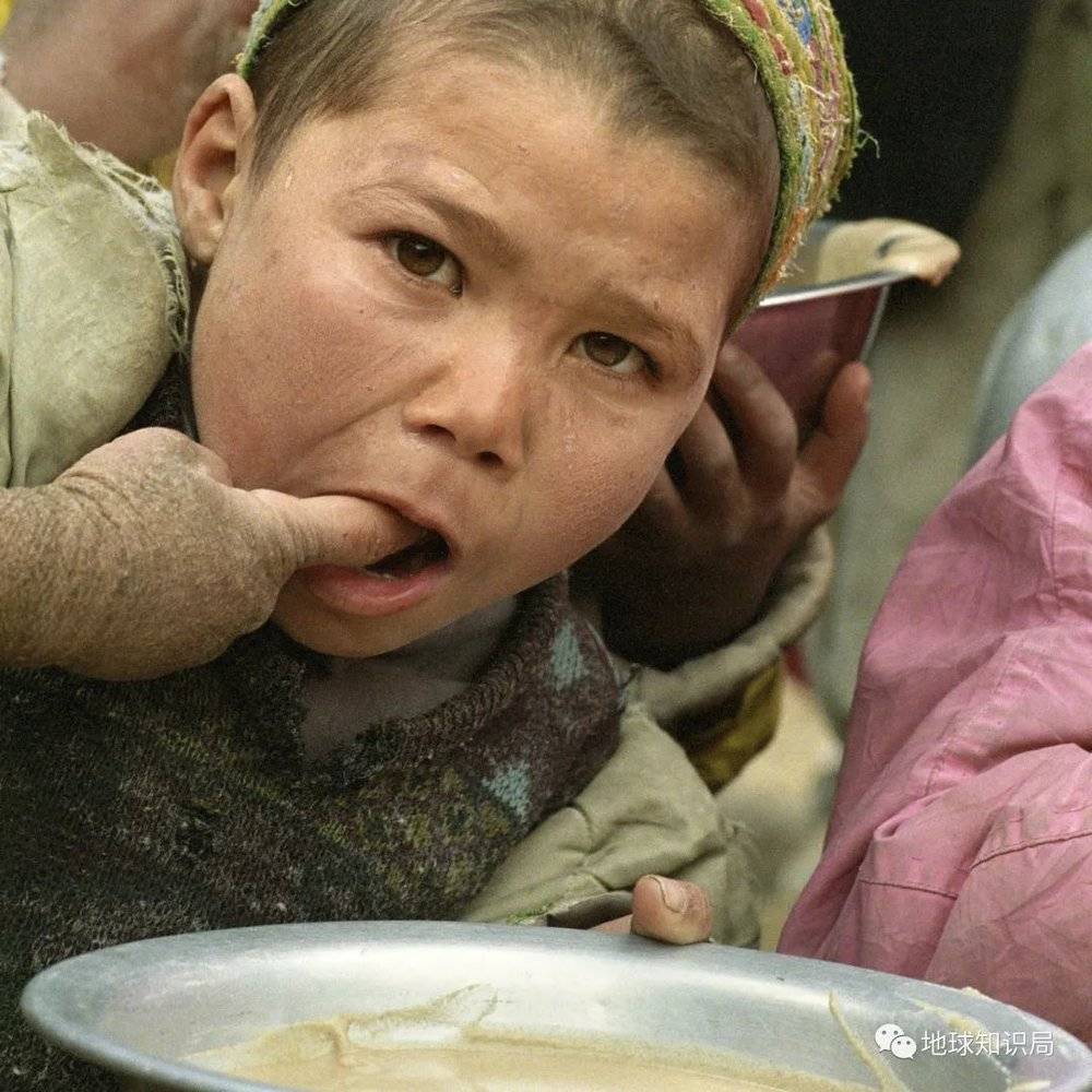 眼下，阿富汗人恐怕更在意的是：下一顿饭在哪，能不能吃饱活命？（图：U.N）