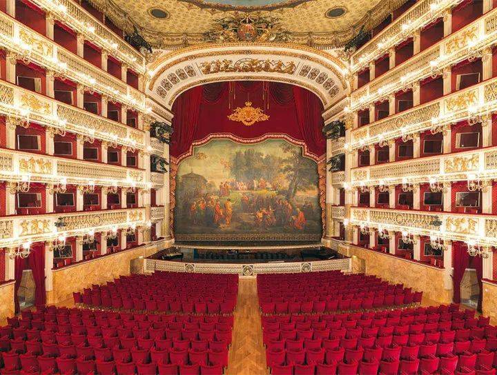 1737 年开业的意大利圣卡洛皇家剧院. 图片来自：Visit Naples Italy<br>