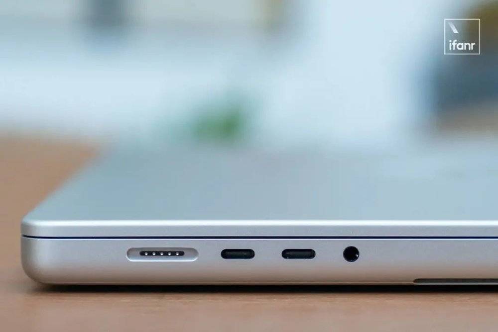 ▲雷雳接口让 MacBook Pro 具备更强的性能拓展性