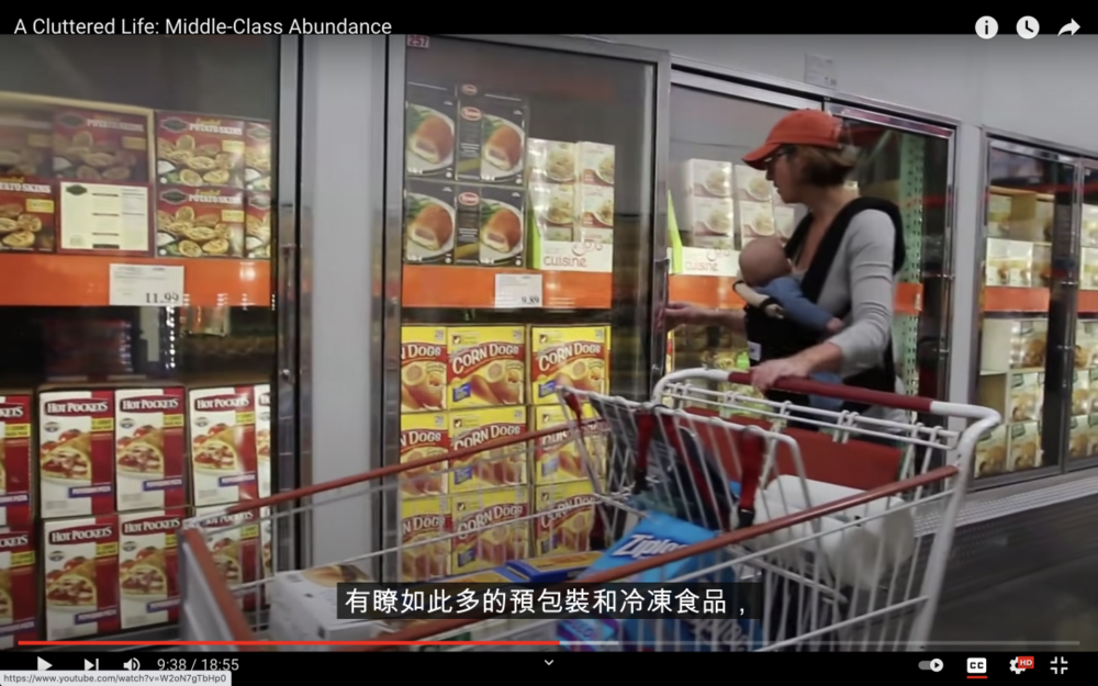 《堆积如山：中产阶级的“富足”》Costco的冷冻柜。研究者测量，一个大型超市的冷冻柜陈列总长大概有100米。<br>