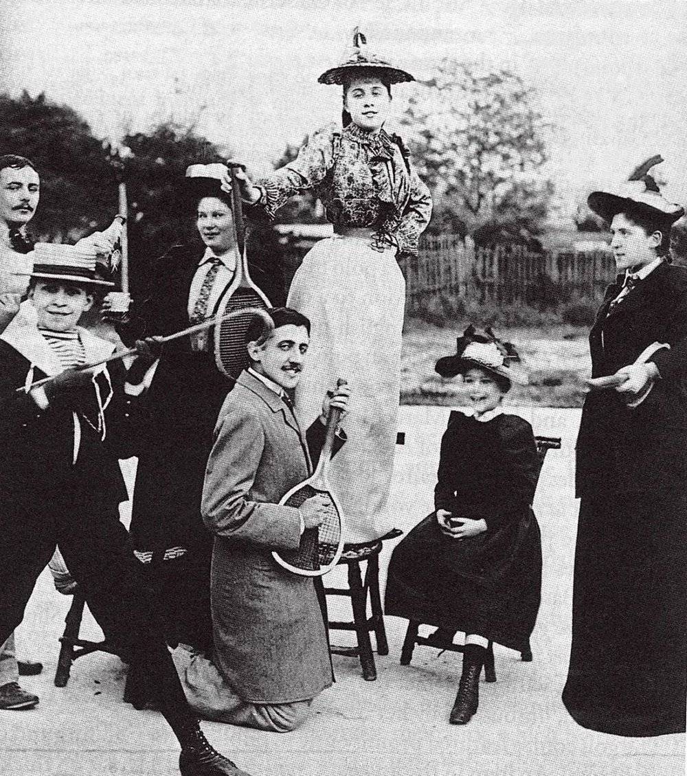 1892 年，巴黎，普鲁斯特用网球拍佯装弹吉他。<br>