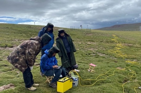 2019年，王根绪团队在青藏高原测量结冰层上水分布。 王根绪供图
