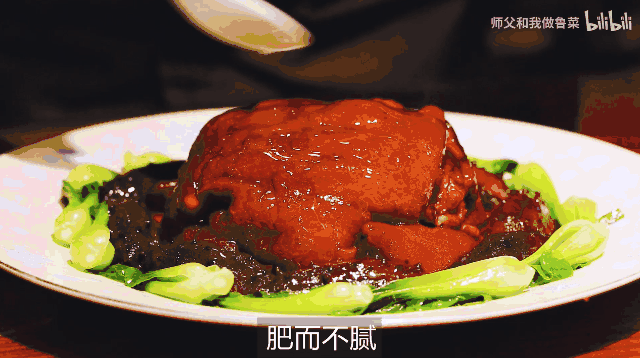 至少陈宗明师傅会告诉你，在一家济南菜馆，海参扒肘子比葱烧海参更传统<br>