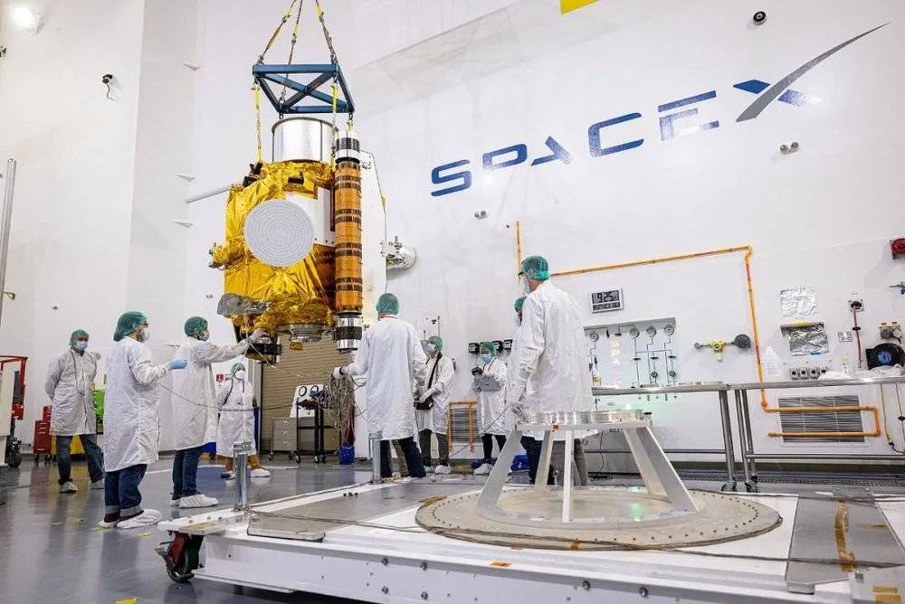 DART 在 SpaceX 载荷处理中心，准备安装到火箭上   图片来源：NASA<br>