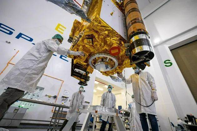 工程师们将DART探测器放入位于范登堡太空部队基地的SpaceX处理设施中，该任务将在2021年11月24日发射 图片来自：NASA