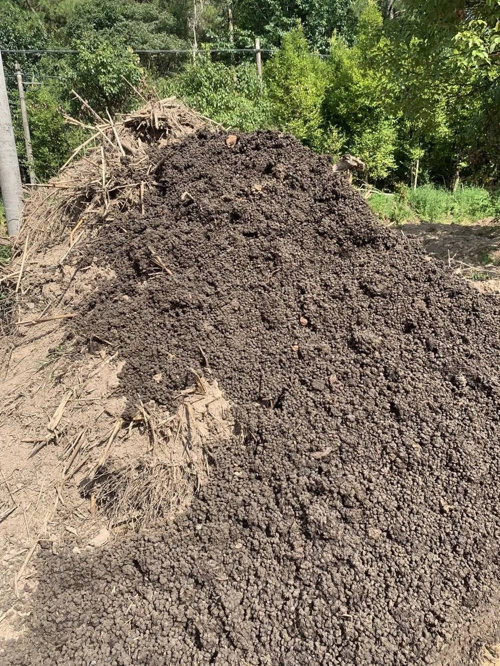 我的堆肥方法，简单说就是一层腐植质土、一层羊粪、一层麦麸，酒酵素红糖水至水分50～60%，如此往复，图为九层的“土地三明治”：土、粪、麦麸各九层。<br>