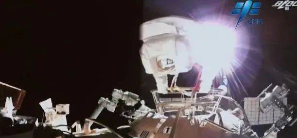 王亚平太空行走视频截图，很糊，但很历史。<br>
