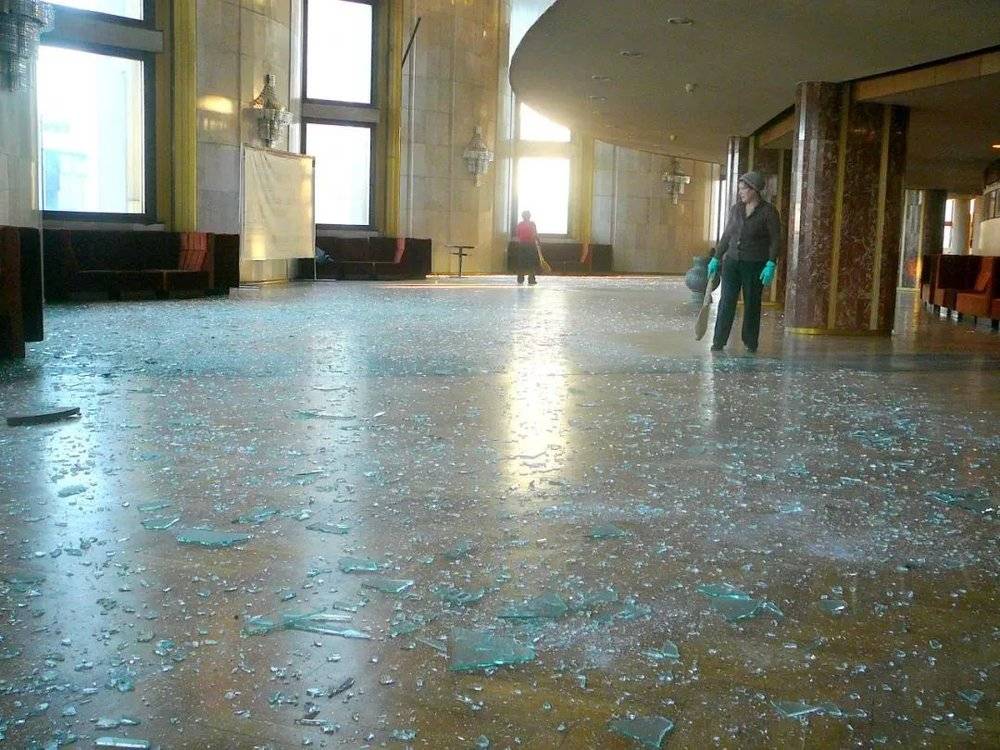 小行星空爆和冲击波（上）震碎了车里雅宾斯克剧院玻璃（下） | 维基<br label=图片备注 class=text-img-note>