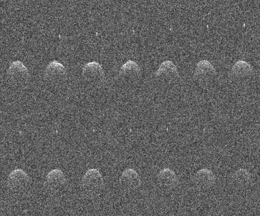 2003年11月23、24和26日，阿雷西博天文台的S波段雷达对主星Didymos进行的14次雷达成像，可以清楚看到主星旁的伴星Dimorphos | NASA<br label=图片备注 class=text-img-note>