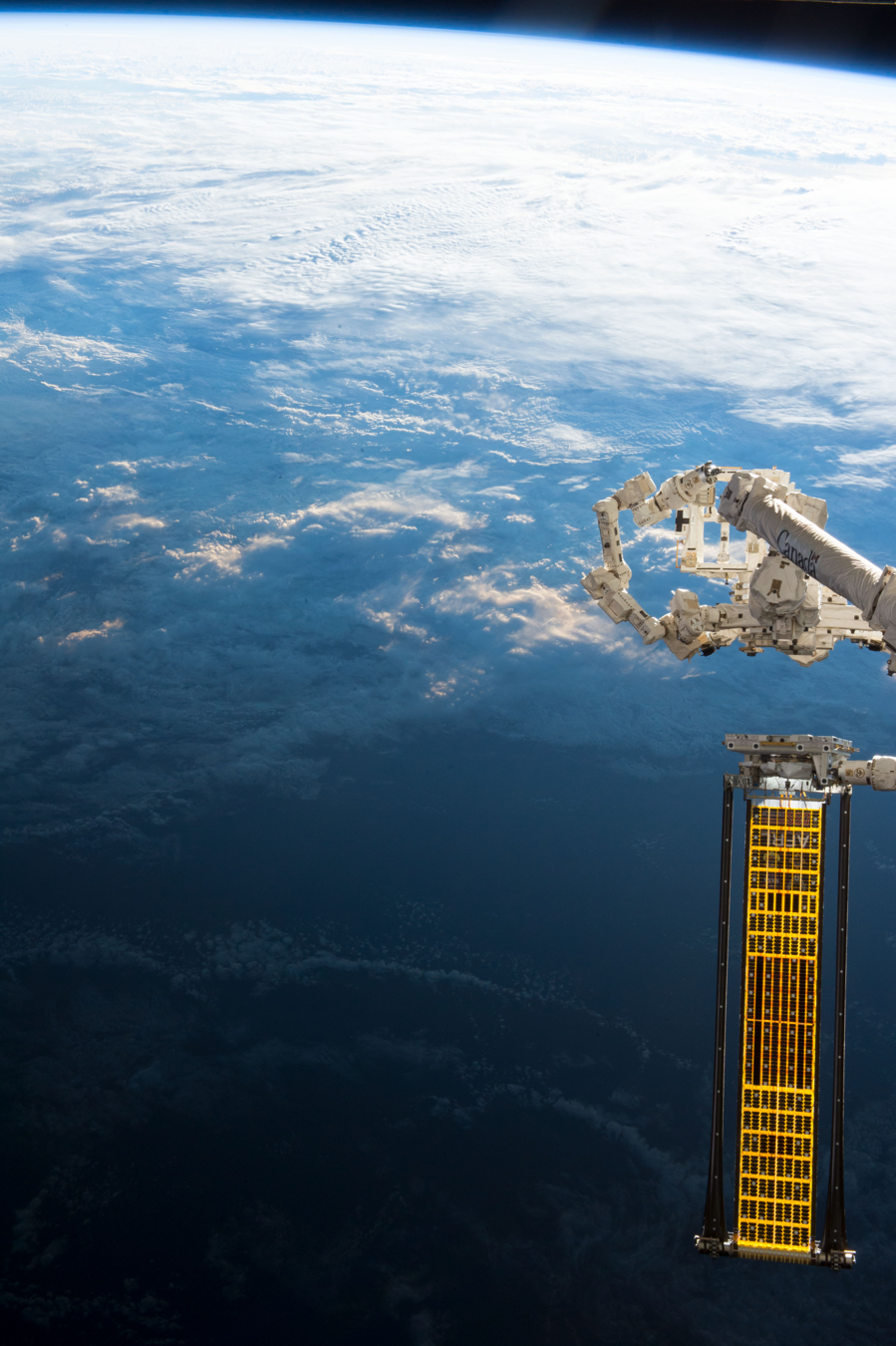 国际空间站测试中的ROSA太阳能板 | NASA<br label=图片备注 class=text-img-note>