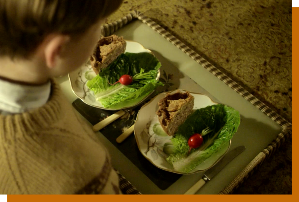 电影《吐司》讲述了英国美食作家奈杰尔 · 斯莱特的成长故事，其出生的年代正好是以罐头为代表的方便食品风靡美国餐桌的时代，他的童年记忆中也充斥着各种罐头蔬菜。© 豆瓣