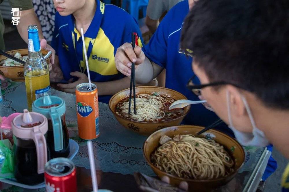 石洲市场内，一起吃老麻抄手的工友们。郭嘉亮摄<br>