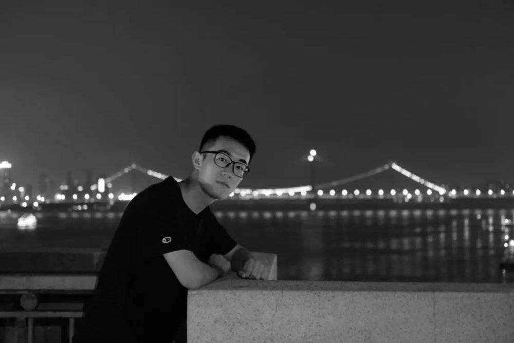 郝汉在夏日里的武汉长江大桥上<br>