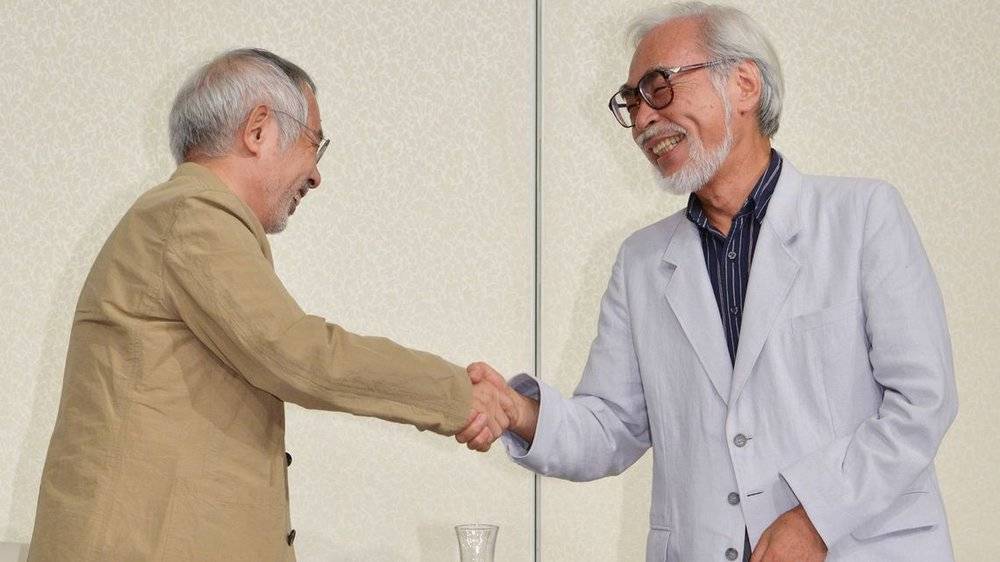 引退发布会上，宫崎骏与老搭档铃木敏夫握手