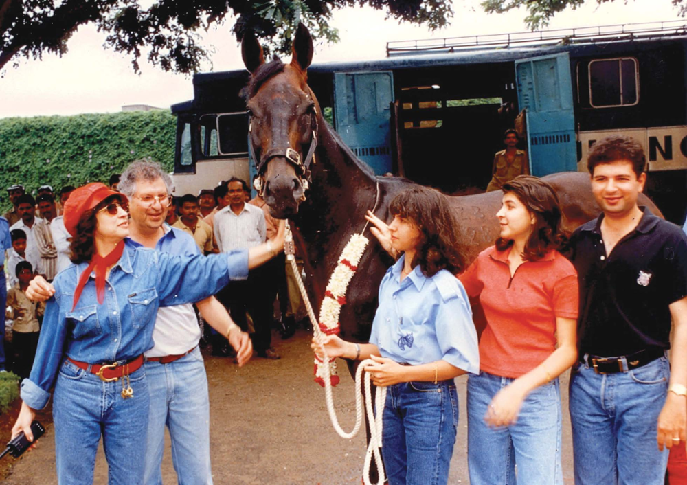 ● 90年代初，波纳瓦拉家族成员与家中马场的顶级赛马“Astonish”合影<br>