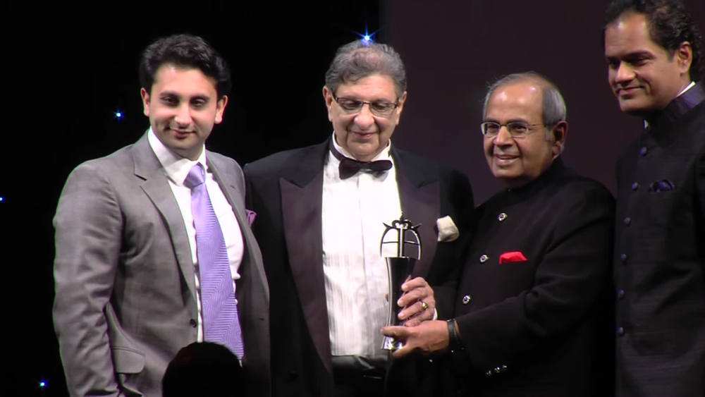 ● 波纳瓦拉父子在2014年英国“亚洲奖”颁奖现场，这场颁奖中，塞勒斯（左二）当选为年度商业领袖 / Wikipedia