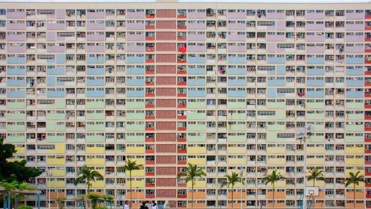 香港的住宅通过颜色等方式，显示“被维护”的感觉，既可以增加客流量，又可以提升当地的安全感和归属感。