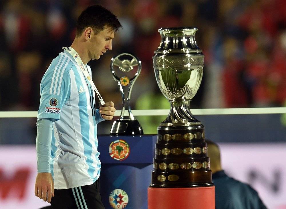 2015年的美洲杯，阿根廷队在决赛负于智利队，梅西再次与国家队冠军失之交臂/视觉中国<br>
