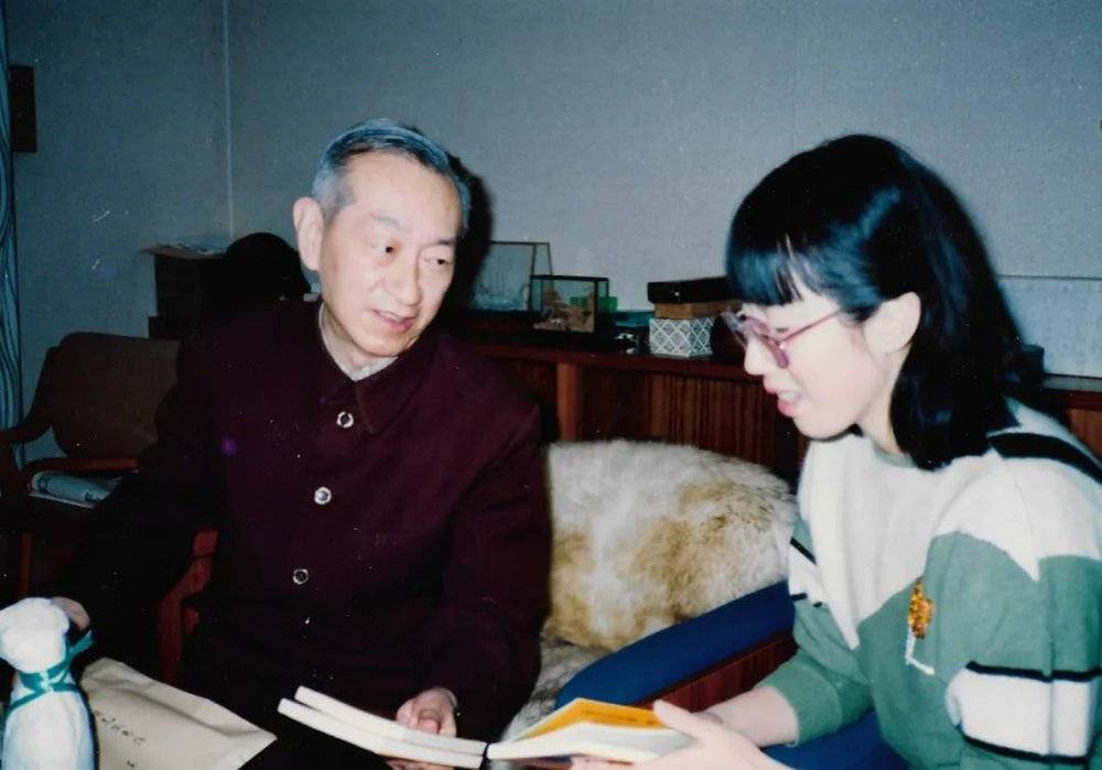 1986年芮乃伟赴日参加第二届中日围棋擂台赛先锋战时，去吴清源老师家拜访。这是吴老师将日文版的自传《以文会友》送给乃伟。<br>