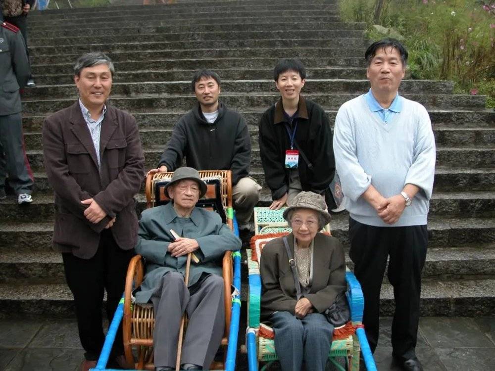 2004年大理苍山围棋节，师父师母，林海峰老师，曹薰铉老师和我们，濑越门下大聚会<br>