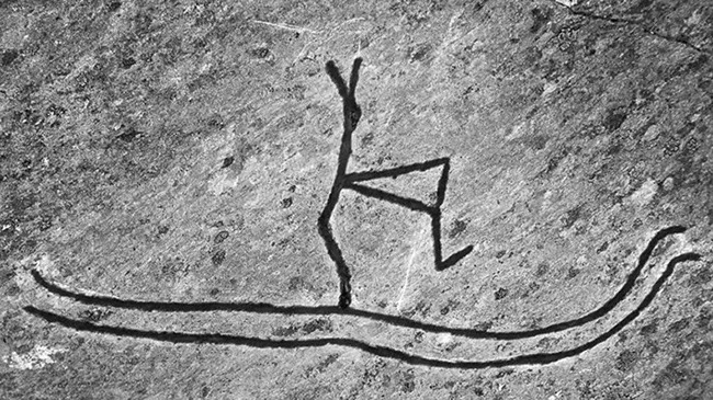 来自挪威的史前石刻，被认为描绘的是一个人在滑雪。<br>