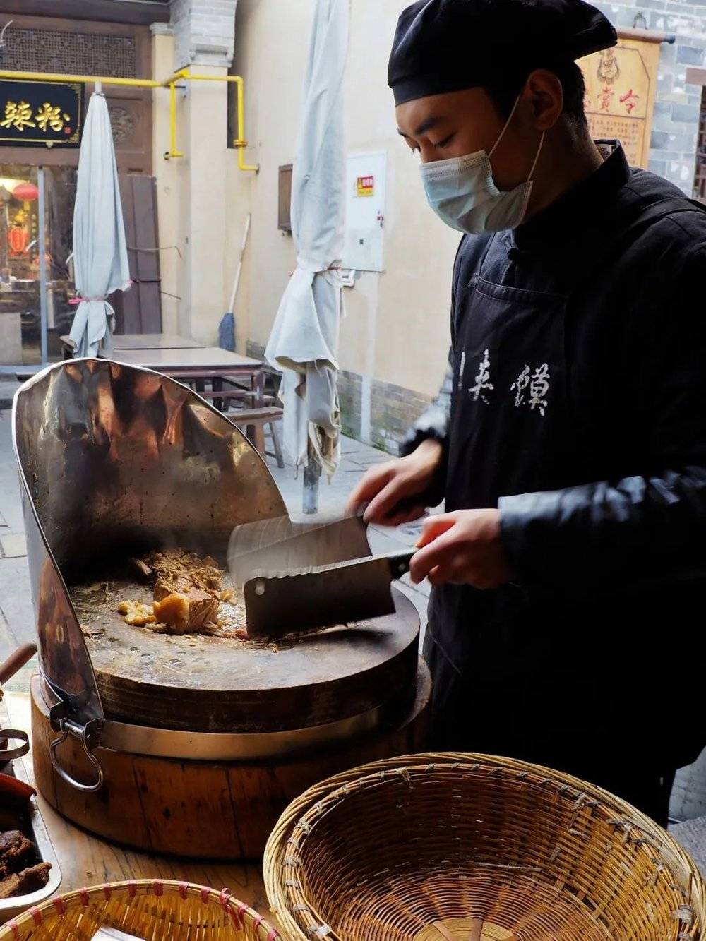 两把菜刀，剁肉夹馍。摄影/陈仓识火