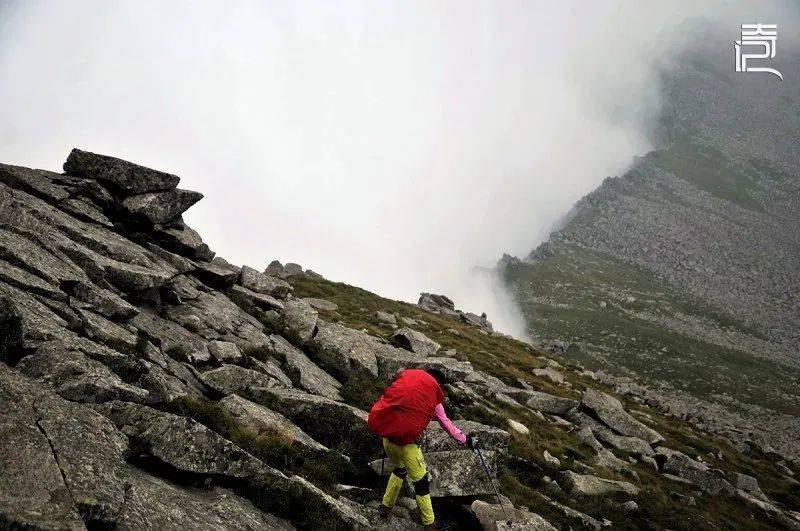 不时漫过山梁的风雨雾，增加了徒步者失温、迷路、脱队等风险。摄 / 夜色<br>