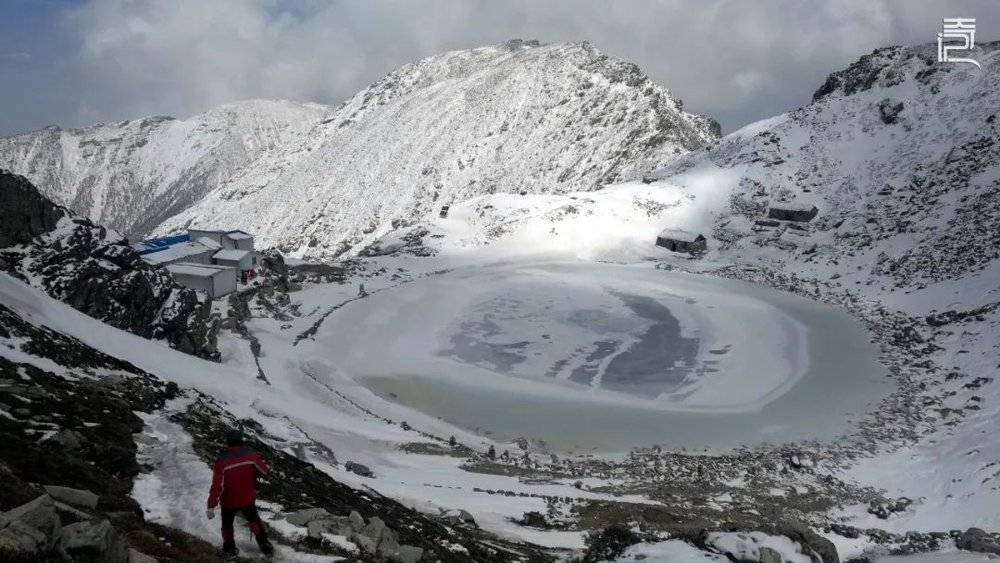 大爷海，位于太白之巅拔仙台下的山顶湖泊。图为次日暴风雪过后的大爷海。摄 / 萧峰<br>