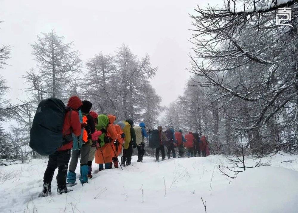 2017年五一，风雪中下撤的其他队伍。供图 / 引刀<br>