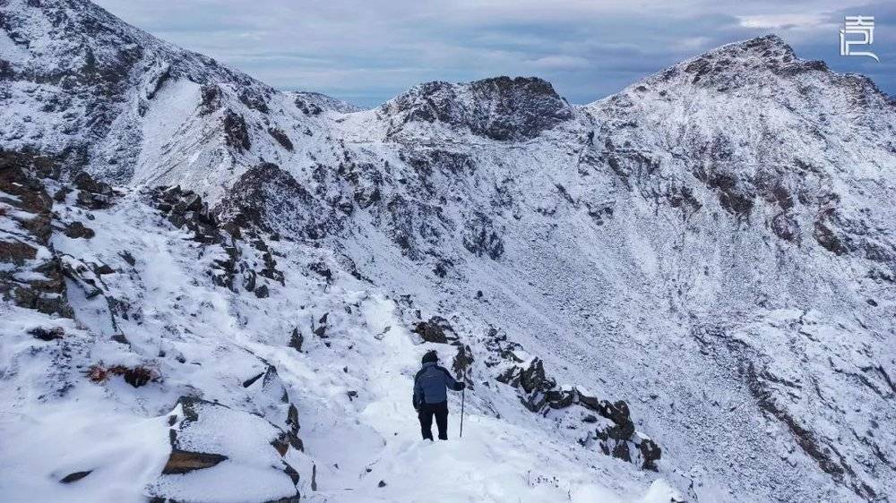 十月底，雪后太白山，回大爷海如“回家”的程开稳。摄 / 湘君<br>