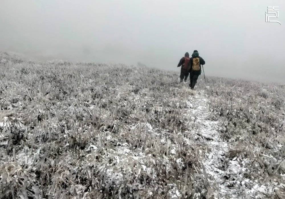 满地冰棱中，赶往现场的救援人员。供图 / 孙文理<br>