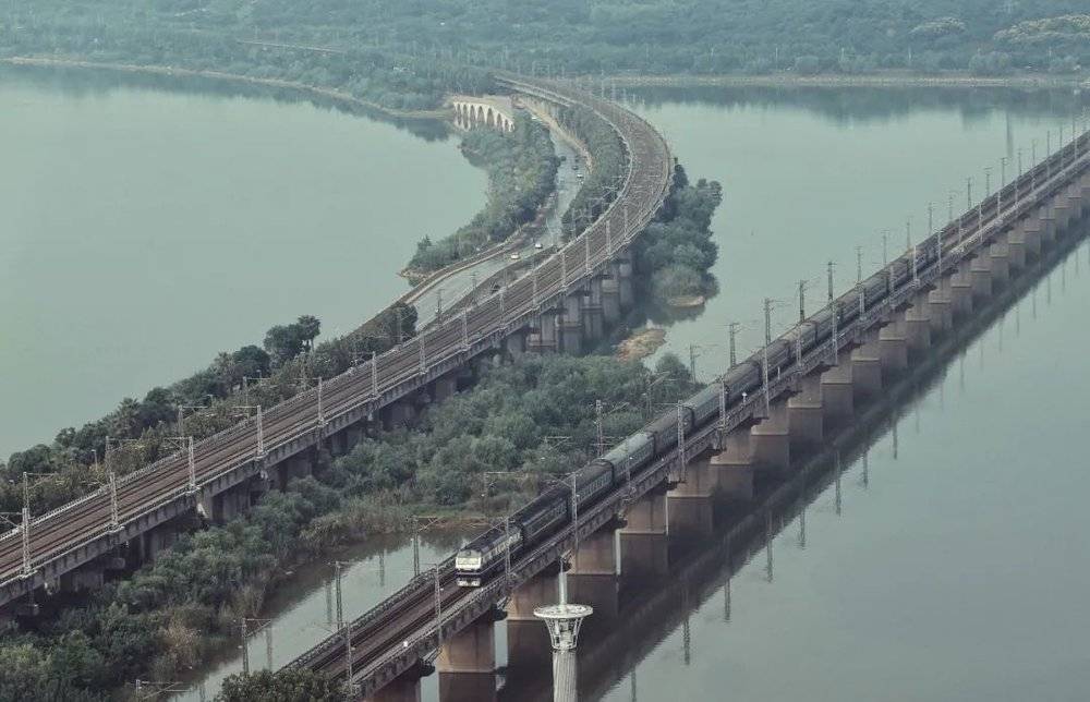 （京九铁路的列车驶过八里湖大桥）<br>