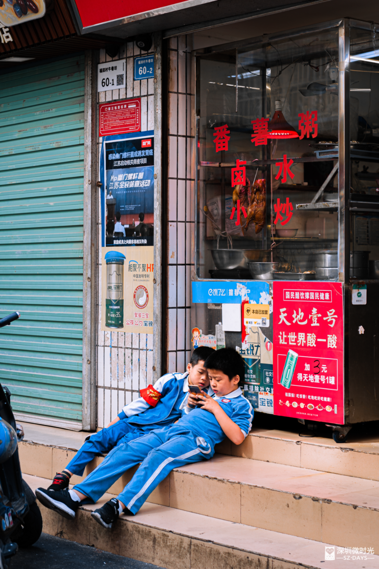 路边小店老板的儿子，在这里，既是深二代也是潮二代。