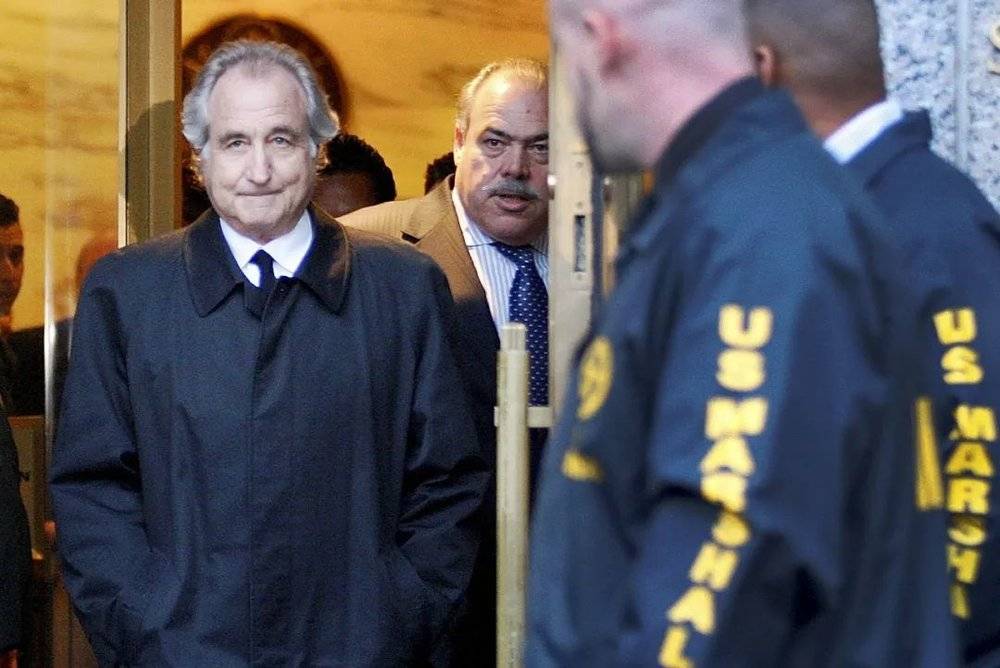 2009年6月5日，麦道夫在保释听证会后离开曼哈顿的区级法庭（来源：usatoday.com）<br>