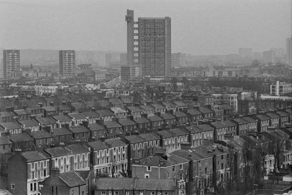 1975年，伦敦北肯辛顿的房屋及建筑，背景为特雷利克塔（Trellick Tower）。© Graham/Evening Standard/Hulton Archive/Getty Images<br>