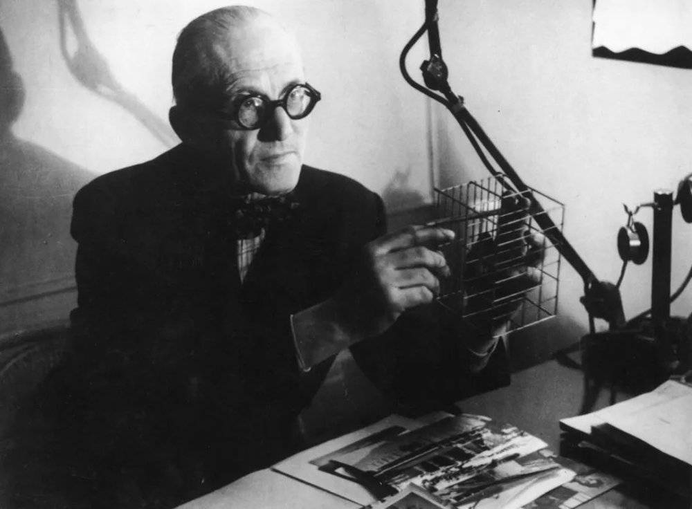 瑞士出生的法国建筑师查尔斯·爱德华·让纳雷（Charles Edouard Jeanneret）原名勒·柯布西耶（Le Corbusier），是乌托邦现代主义建筑的支持者。© Felix Man/Getty Images<br>