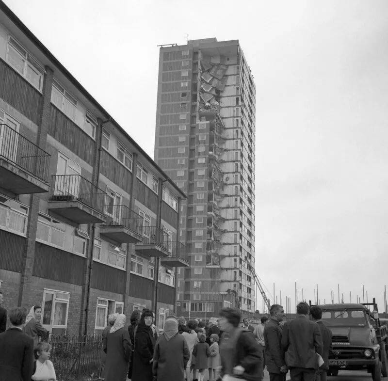 1968年伦敦的罗南角大厦（Ronan Point tower block）部分倒塌，造成3人死亡。© Getty Images<br>