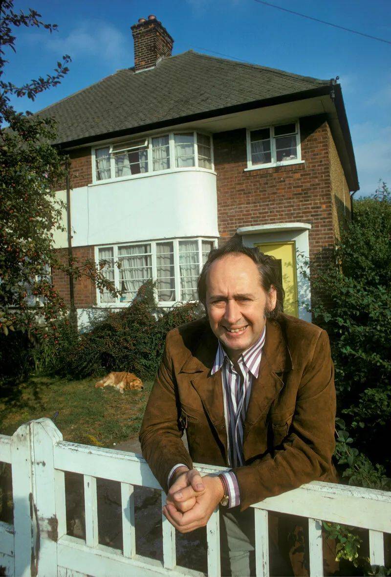 1973 年，作家 J. G.巴拉德在他位于谢珀顿（Shepperton）郊区的家外。© David Reed Archive/Alamy<br>