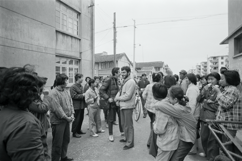 1982 年的苏州，安德烈·卡瓦祖蒂（Andrea Cavazzuti）拍下了自己在街上被围观的景象，这样画面在当时每天都在重演。