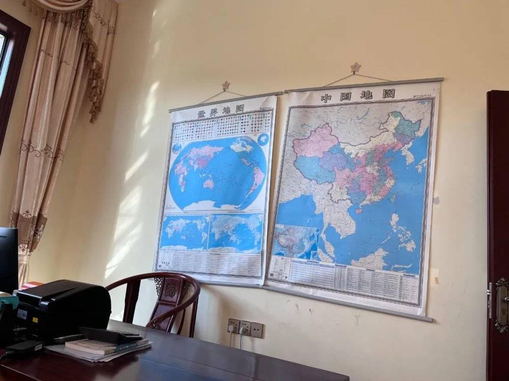 陈在能家中办公室墙壁上的地图<br>