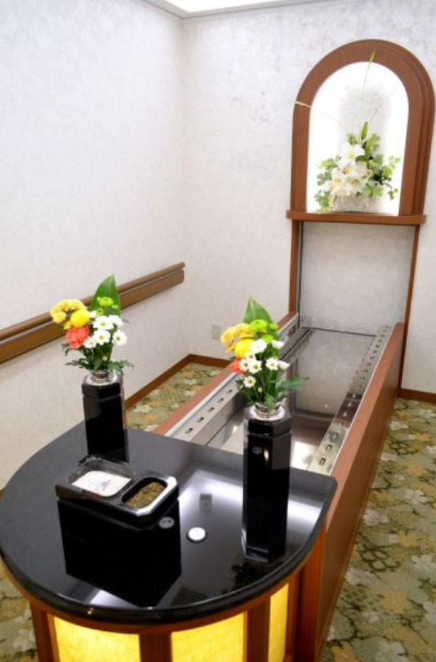 刷卡后，通过棺木检索系统，对应棺木就会自动从出棺口推出来。图源：Lastel新横滨