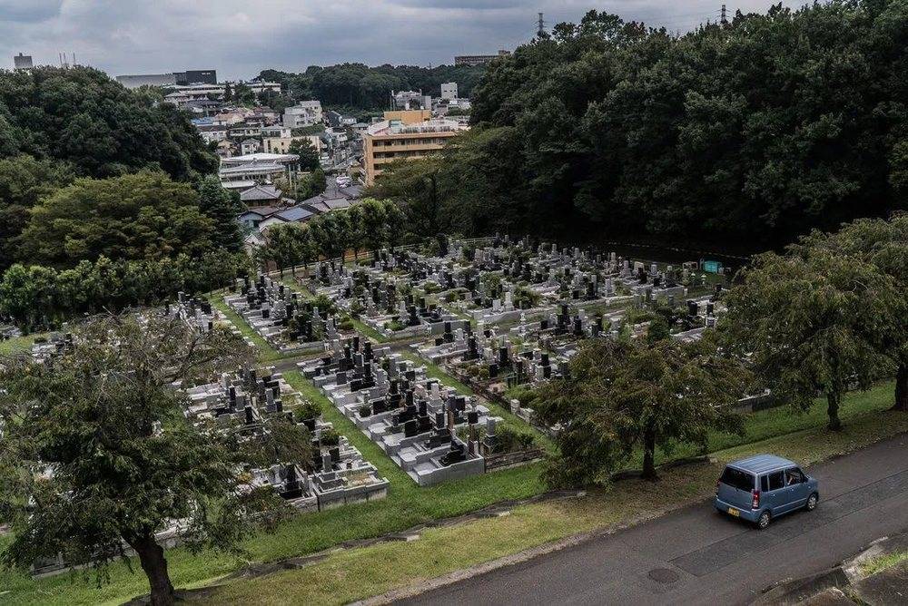东京郊外的一座墓地。几乎所有在日本去世的人都采取了火化的方式。图源：THE NEW YORK TIMES