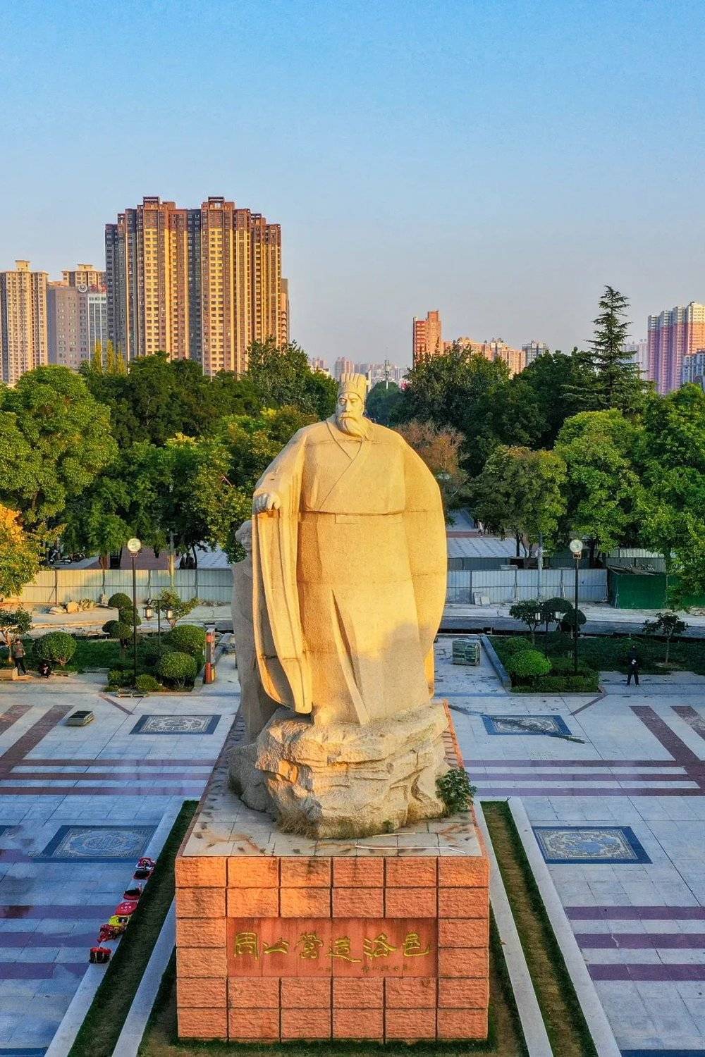 周王城广场的周公营造洛邑像。摄影/李琼