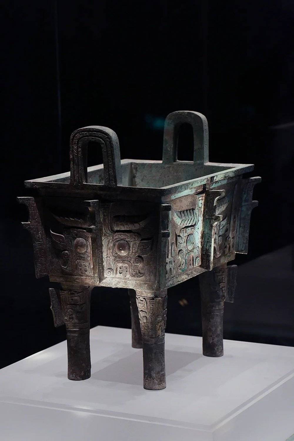 洛阳北窑出土的西周兽面纹方鼎，周代青铜礼器的代表作。摄影/动脉影