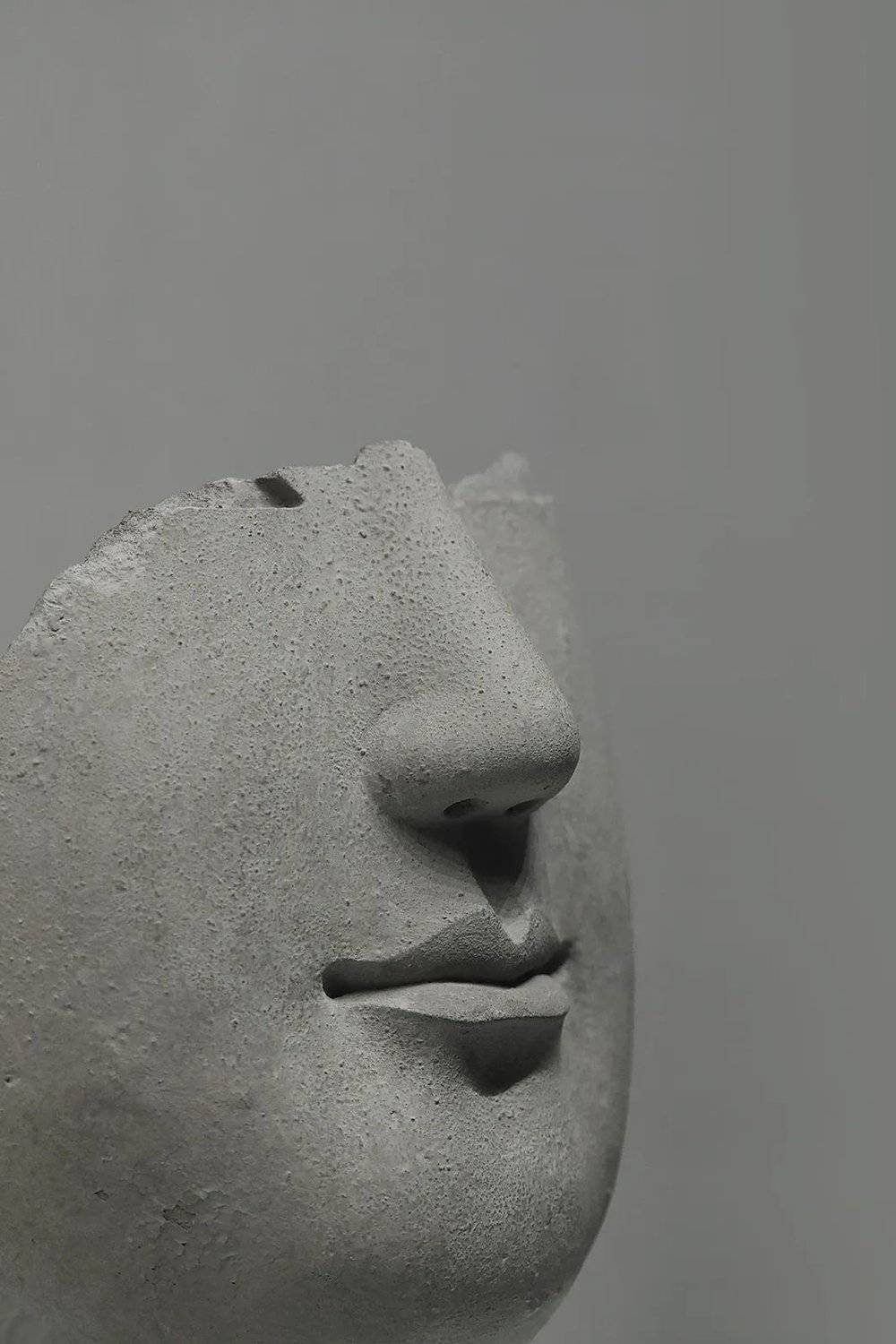 北魏洛阳城遗址出土泥塑佛面像，嘴角带着神秘迷人的微笑。摄影/动脉影
