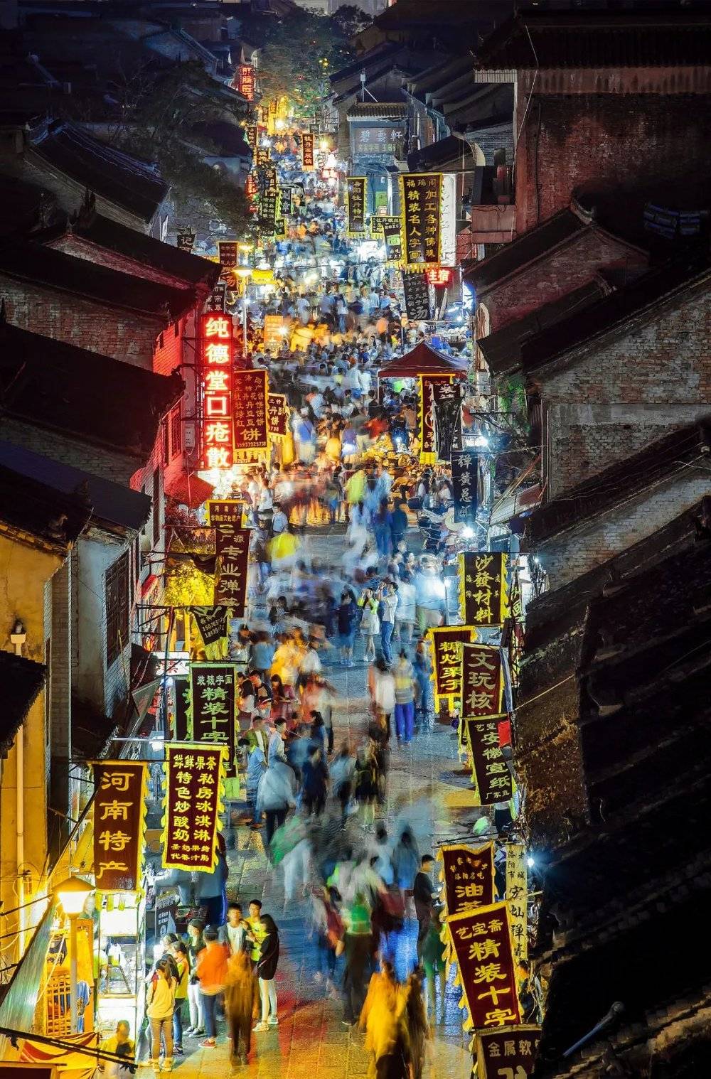 人潮涌动的老街夜市。摄影/王煜文