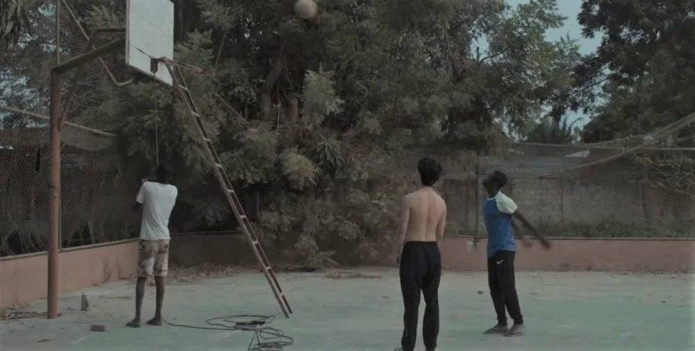 中国青年与安哥拉青年一起打球。